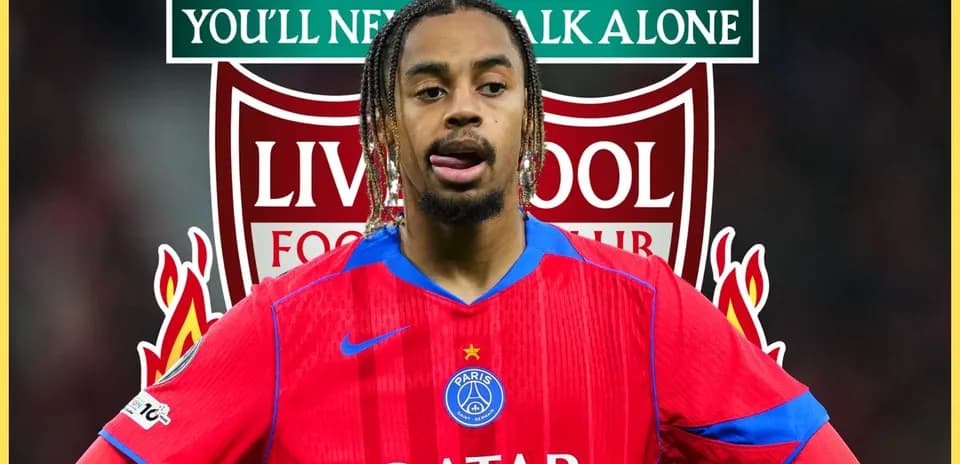 Jugador con camiseta del PSG frente al logo de Liverpool