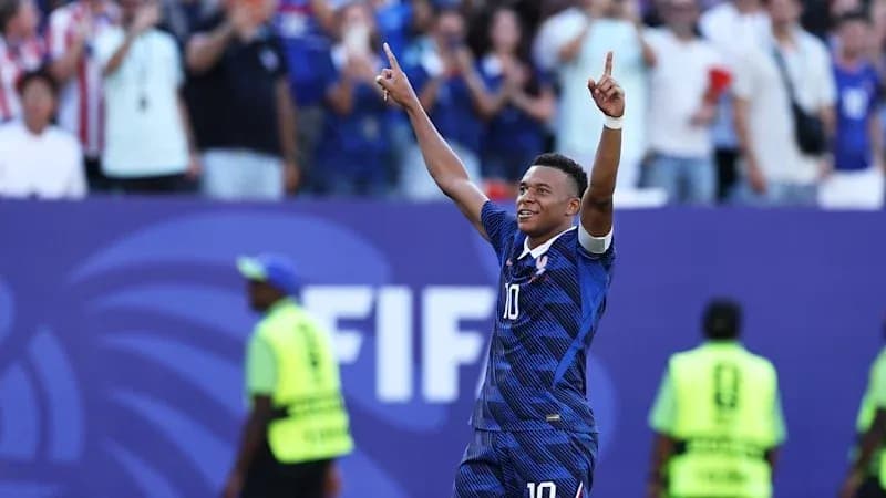 Jugador celebrando con el número 10 en el estadio