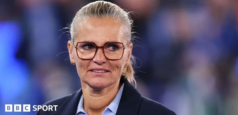 Mujer con gafas en evento deportivo