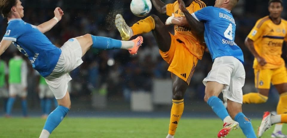 Jugador de Pisa en acción contra Napoli
