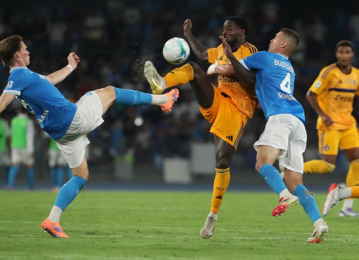 Jugador de Pisa en acción contra Napoli