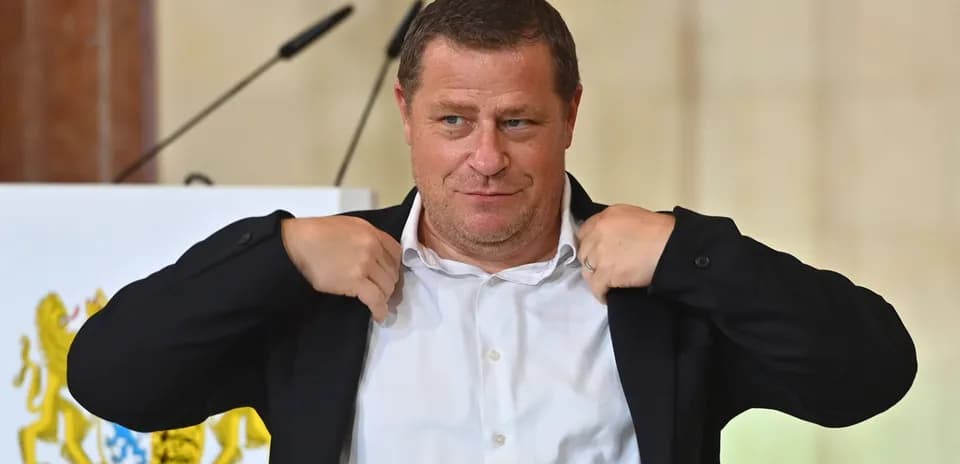 Hombre ajustando su chaqueta en un evento