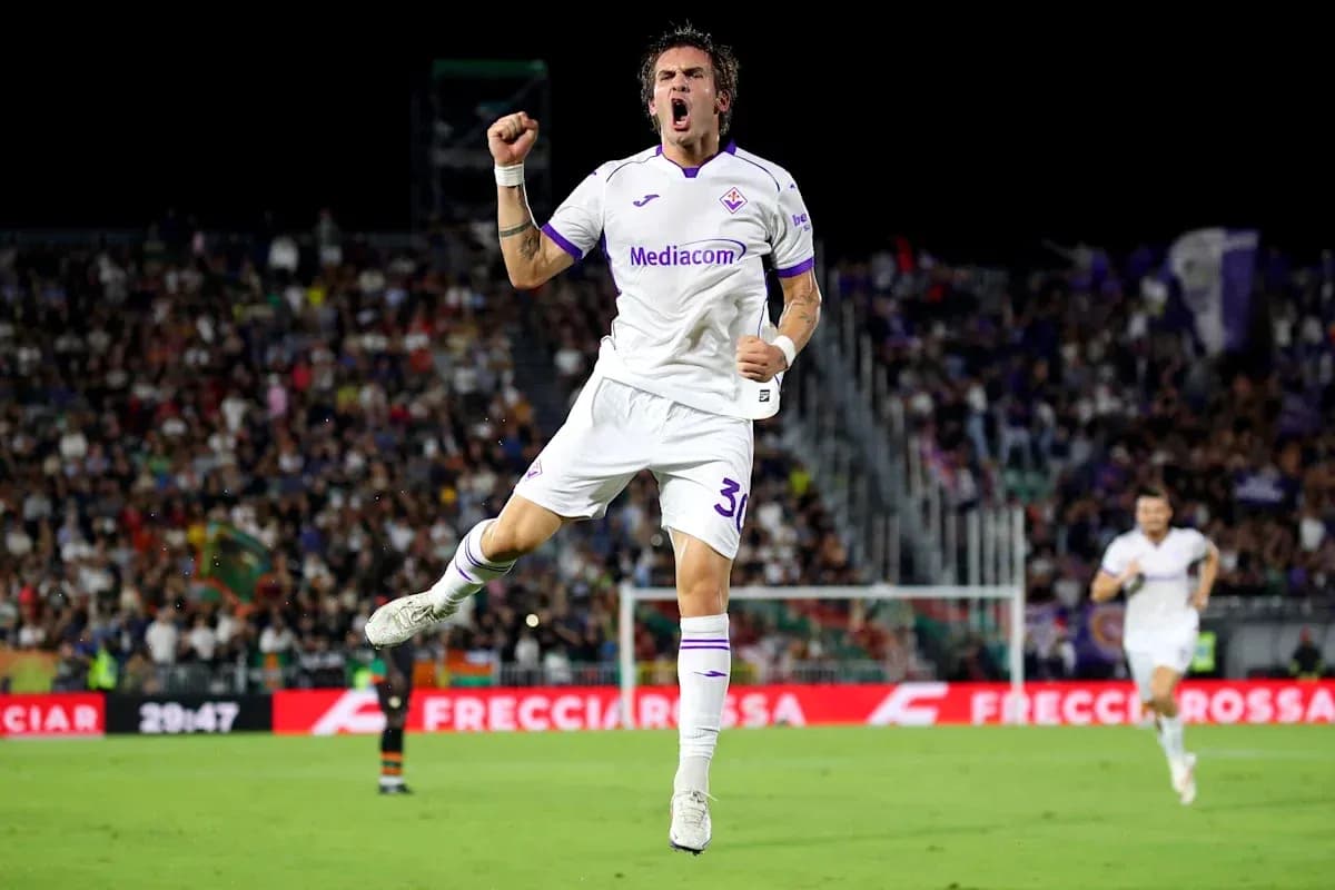 Jugador de Fiorentina celebrando un gol en el partido