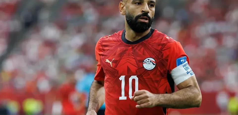 Jugador de Egipto con camiseta roja durante el partido