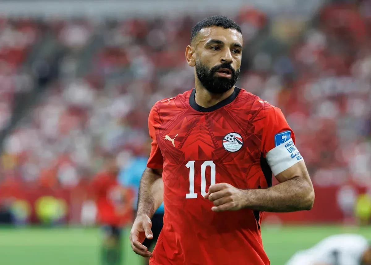 Jugador de Egipto con camiseta roja durante el partido