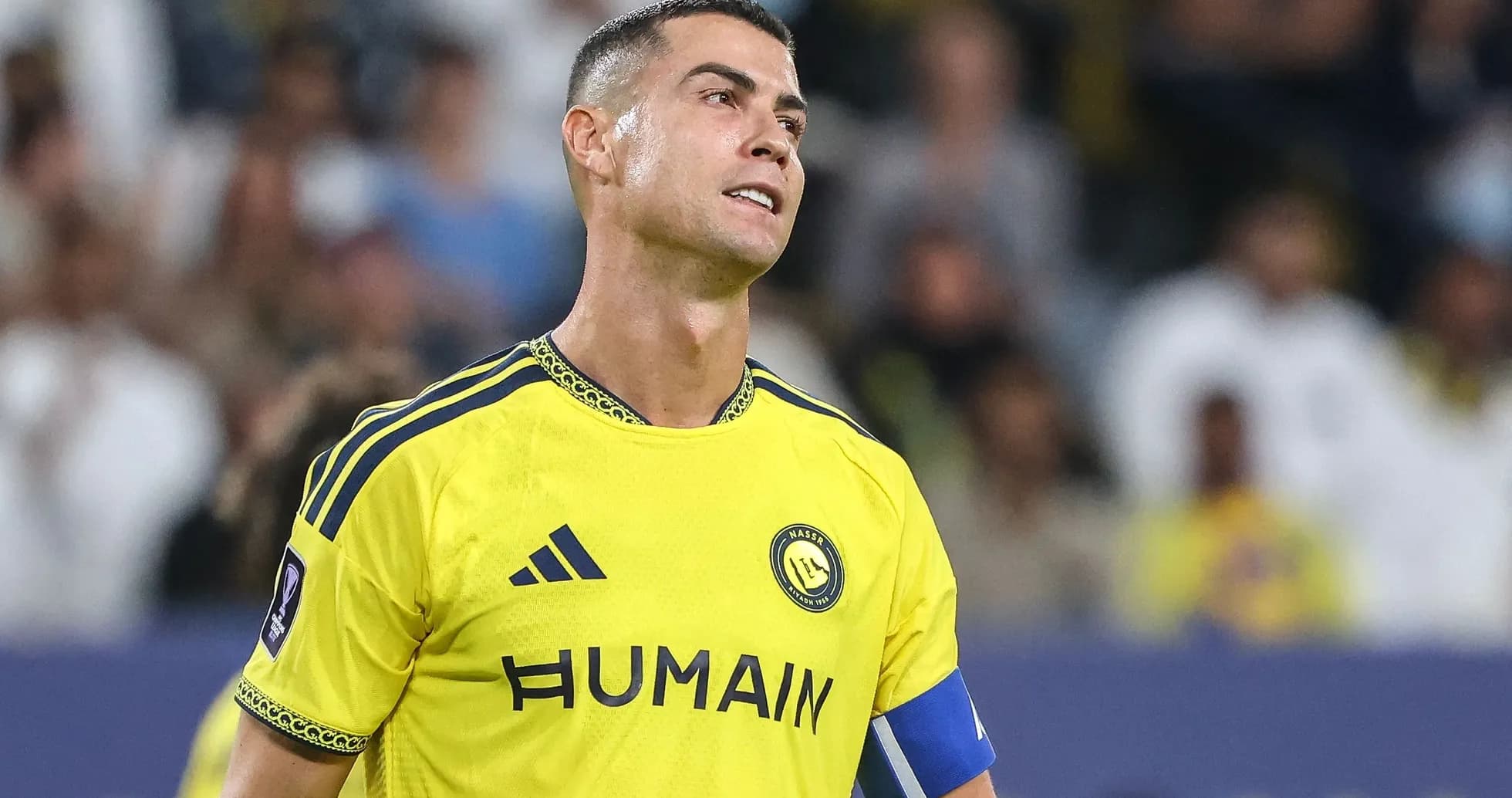 Jugador con camiseta amarilla en el campo de fútbol