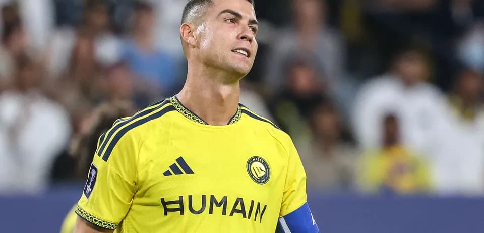 Jugador con camiseta amarilla en el campo de fútbol