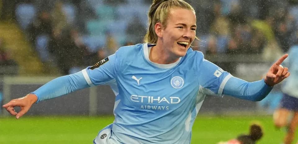 Jugadora de Manchester City celebra un gol en el partido