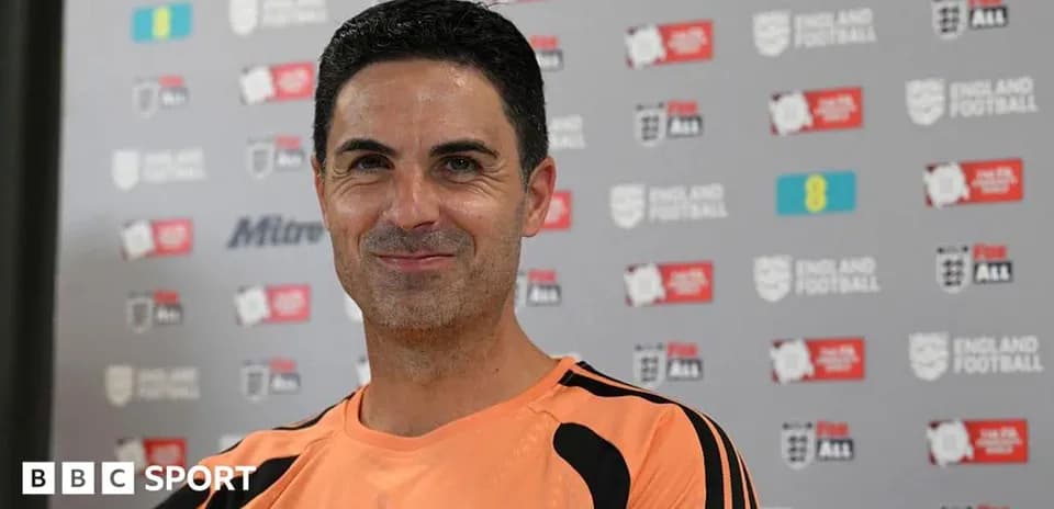 Entrenador sonriente en conferencia de prensa