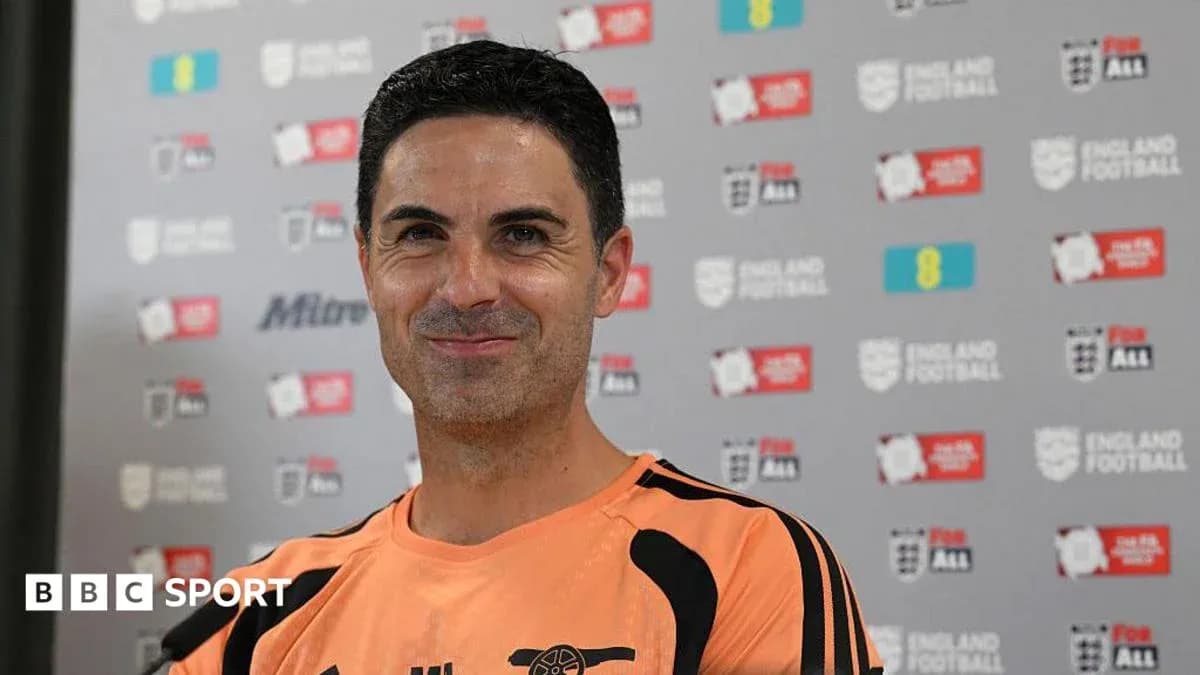 Entrenador sonriente en conferencia de prensa