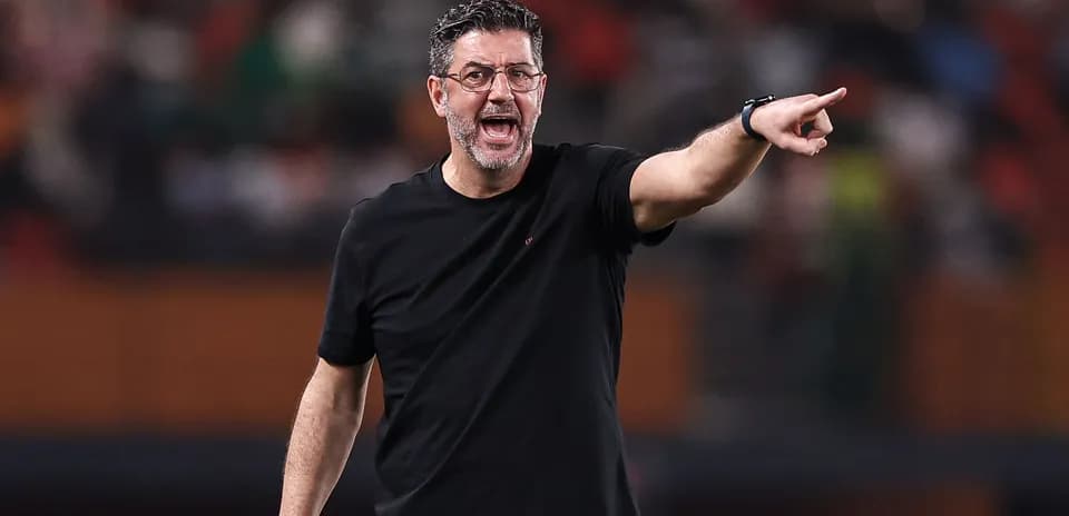 Entrenador dirigiendo a su equipo durante el partido