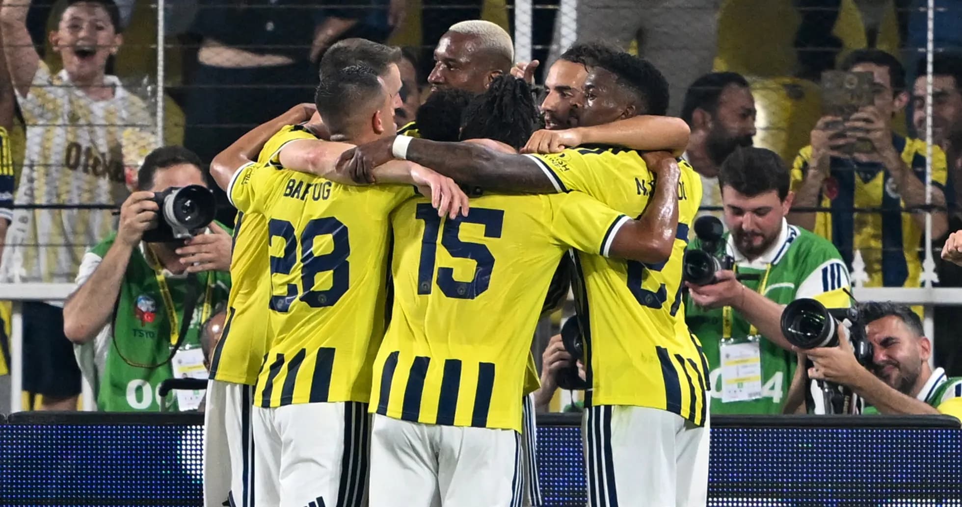 Jugadores de Fenerbahçe celebrando un gol