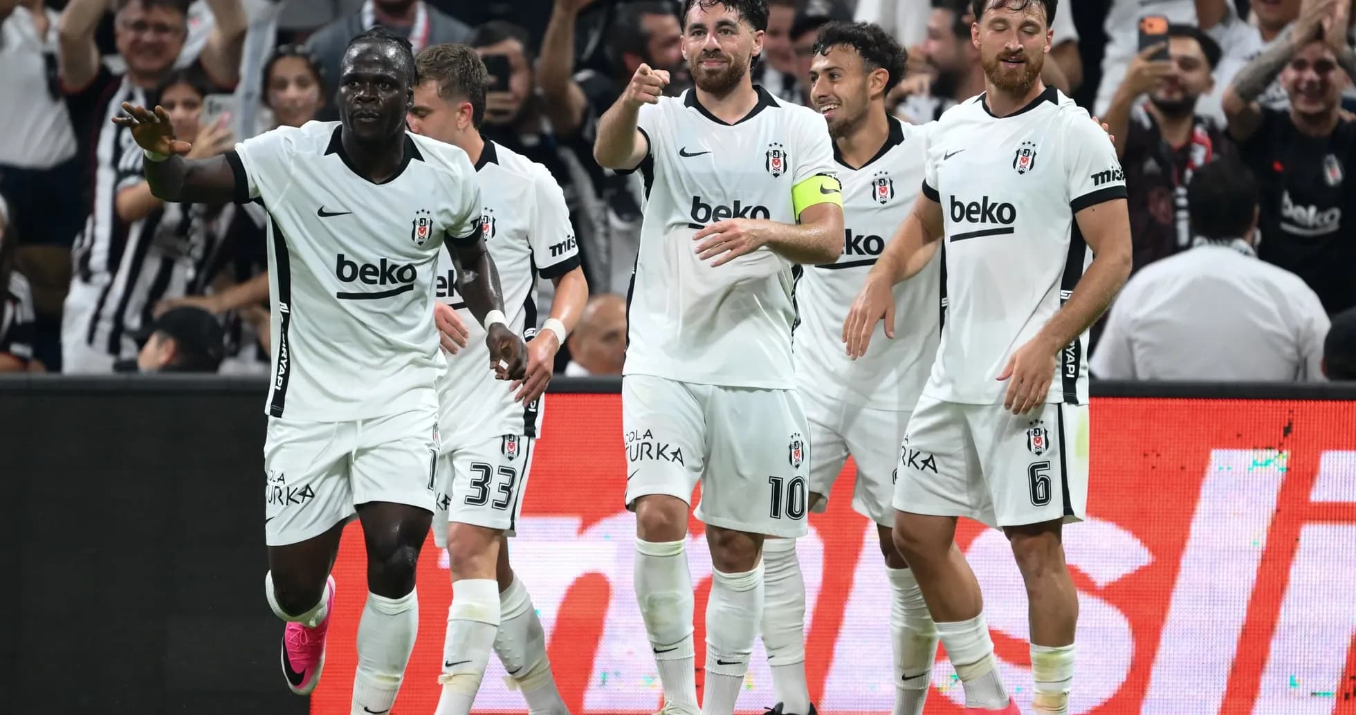 Jugadores de Beşiktaş celebrando un gol