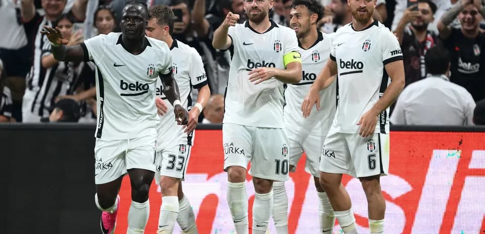 Jugadores de Beşiktaş celebrando un gol
