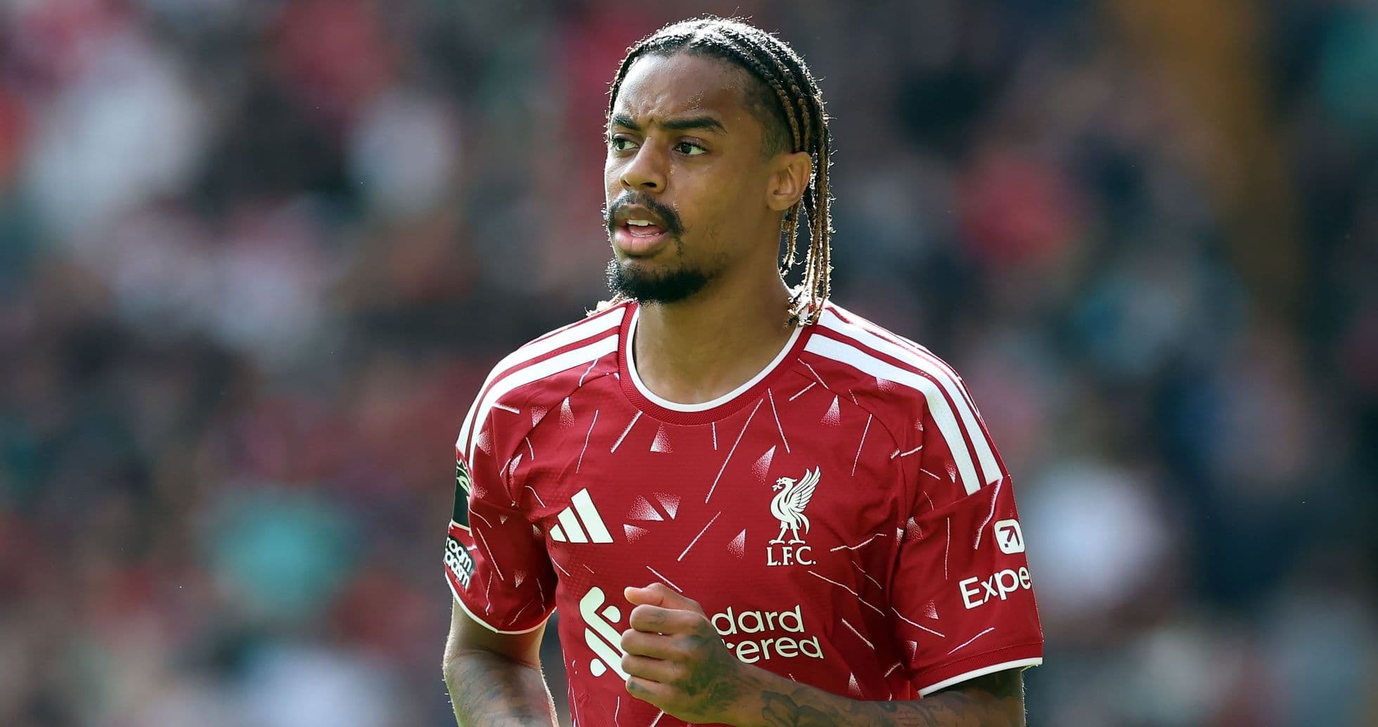 Jugador de Liverpool en acción durante el partido