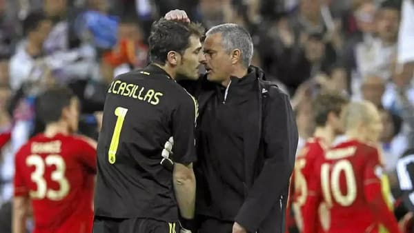 Iker Casillas conversando con José Mourinho en el campo