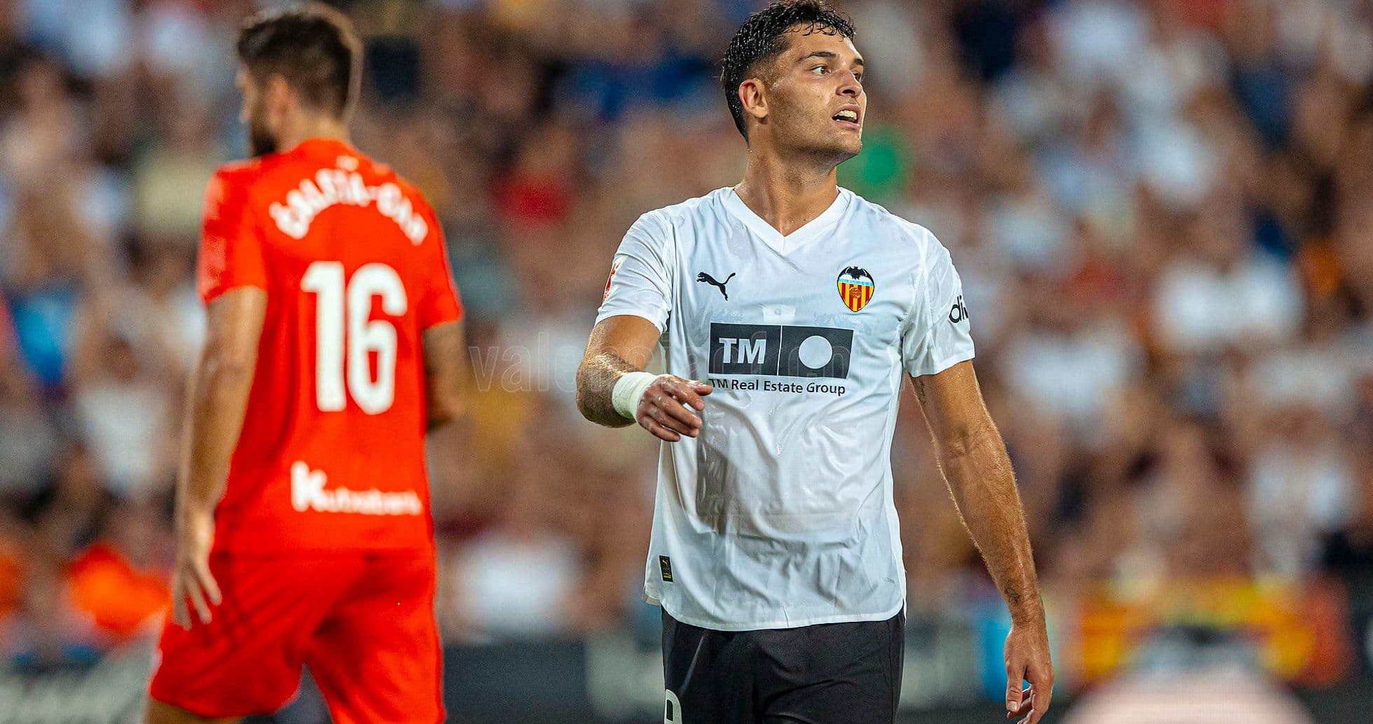 Jugador de Valencia en acción durante el partido