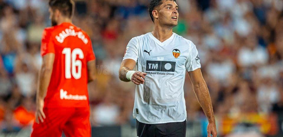 Jugador de Valencia en acción durante el partido