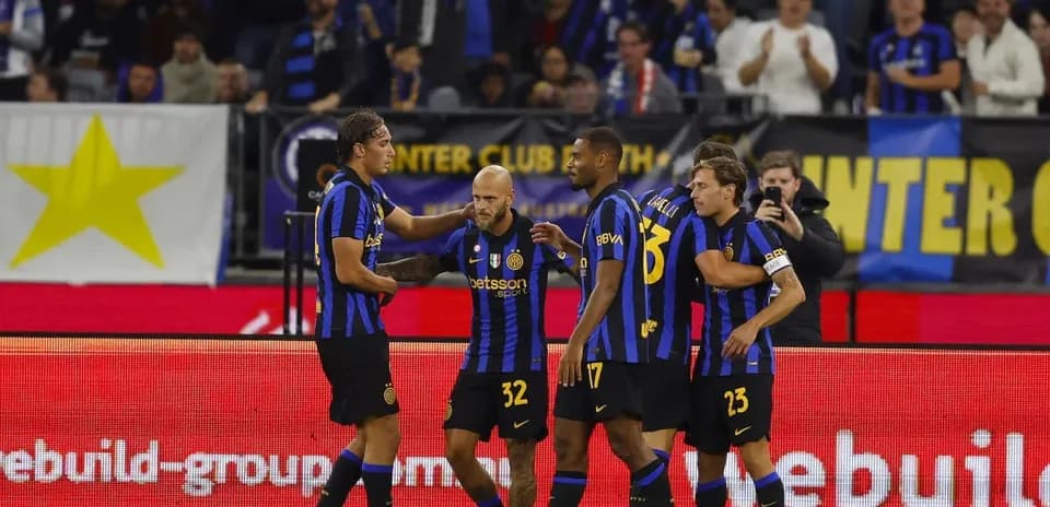 Jugadores de Inter celebrando un gol en el estadio