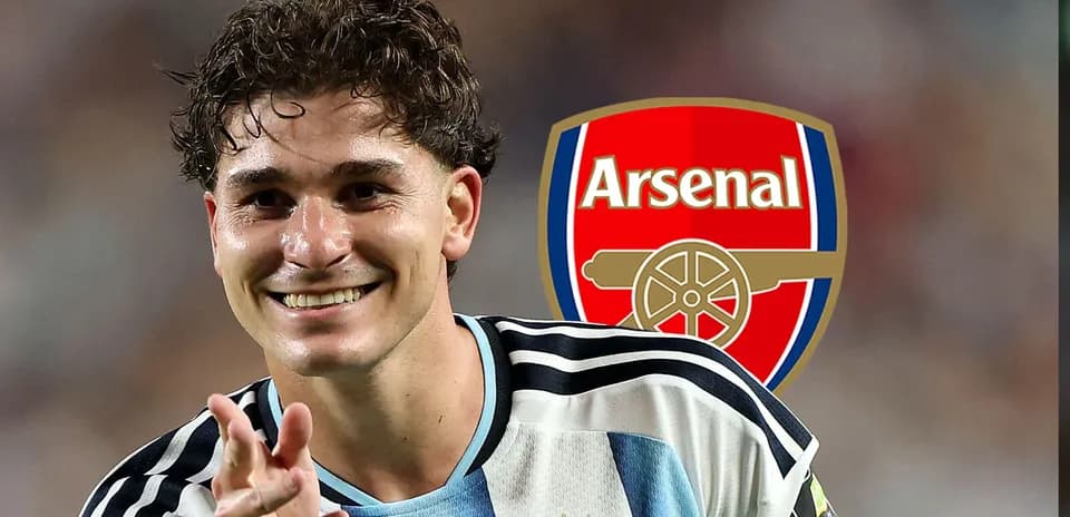 Jugador sonriente con camiseta de Argentina y logo de Arsenal