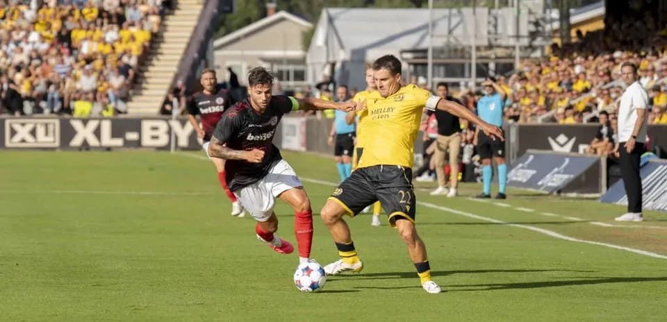 Jugador de Lincoln Red Imps FC y Mjallby AIF en acción