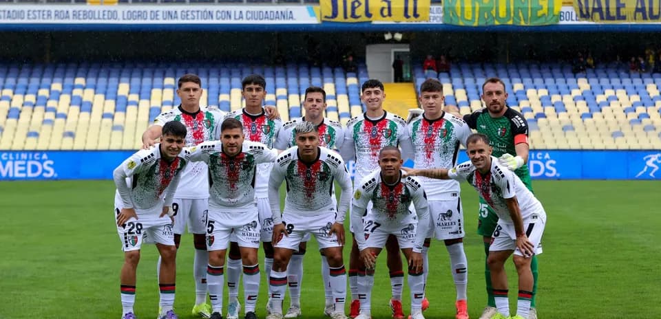 Jugadores de Palestino posando en el estadio