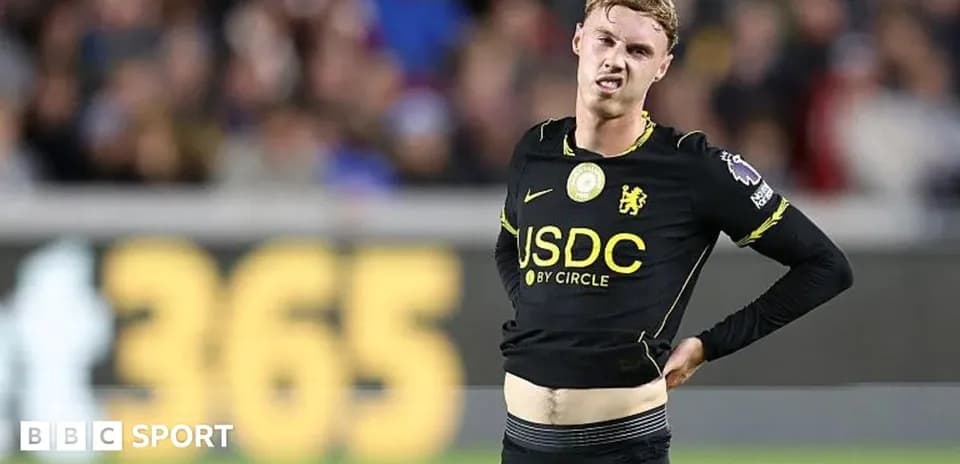 Jugador de Chelsea con camiseta negra en acción