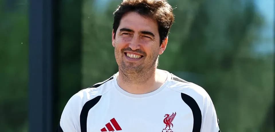 Entrenador de Liverpool sonriente durante entrenamiento