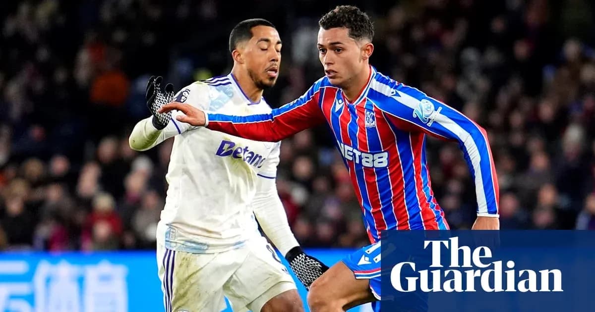Jugadores compitiendo por el balón en el partido