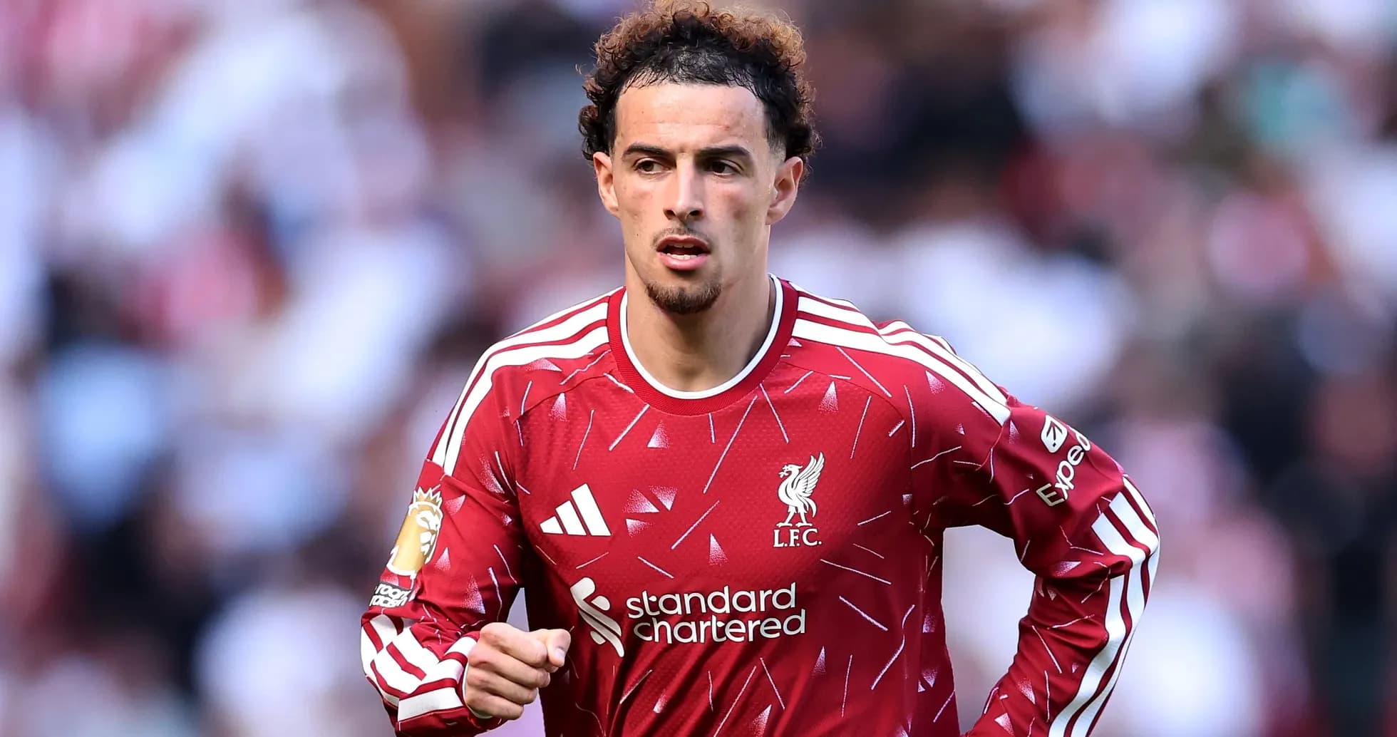 Jugador de Liverpool corriendo en el campo