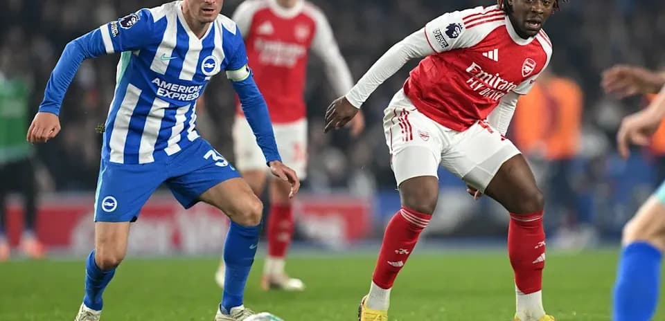 Jugador de Brighton y Arsenal luchando por el balón