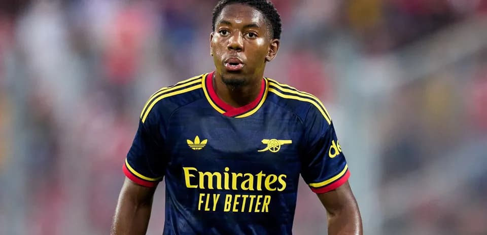 Jugador de Arsenal en acción durante un partido