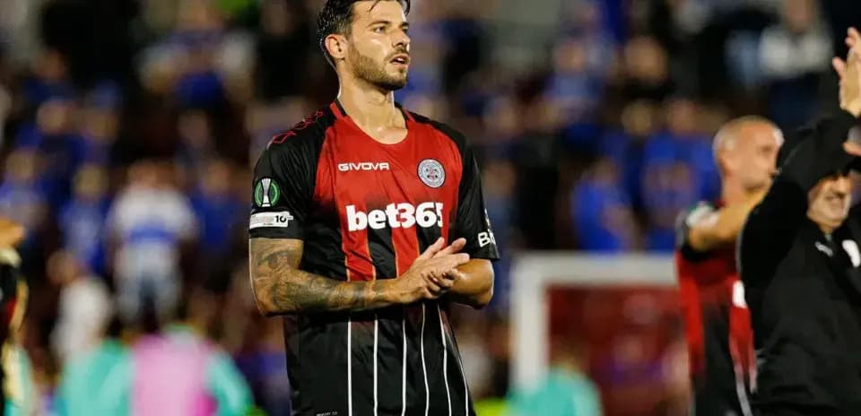Jugador aplaudiendo tras el partido de la UEFA