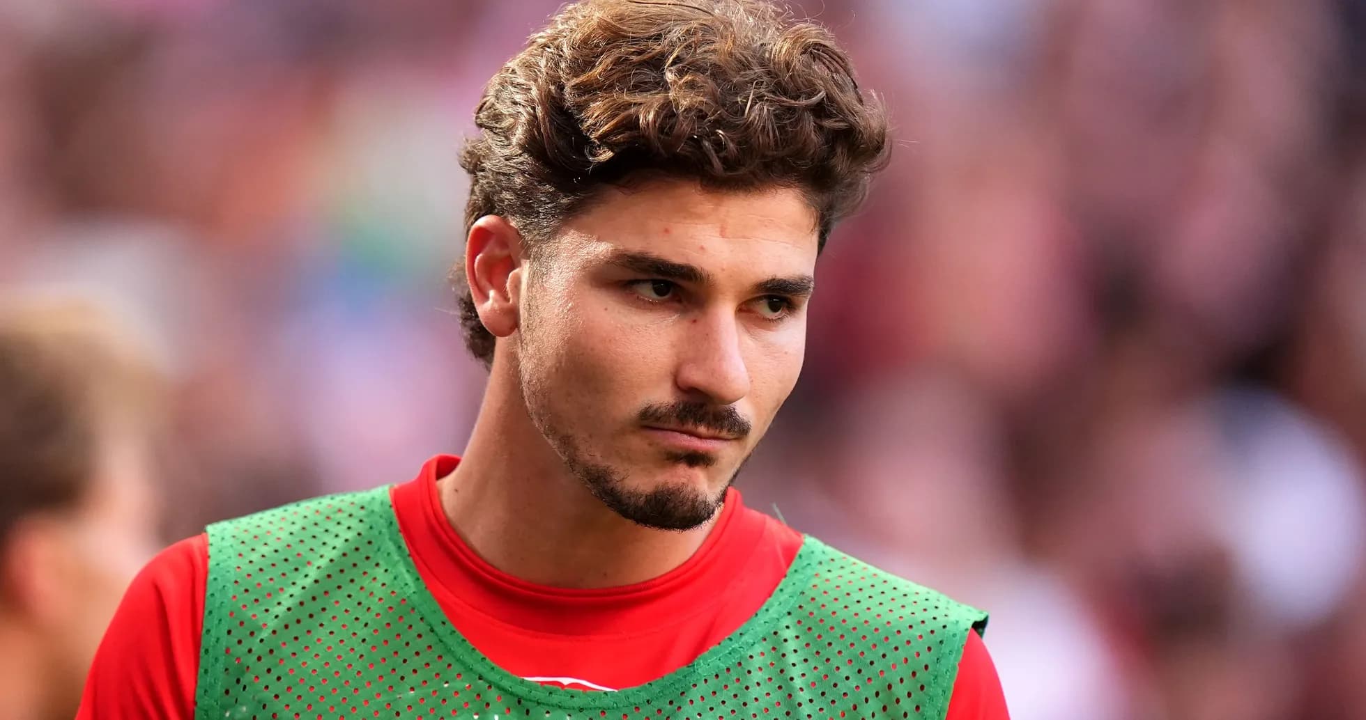 Jugador con chaleco de entrenamiento en el campo