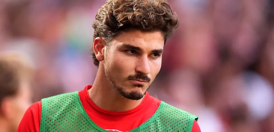 Jugador con chaleco de entrenamiento en el campo