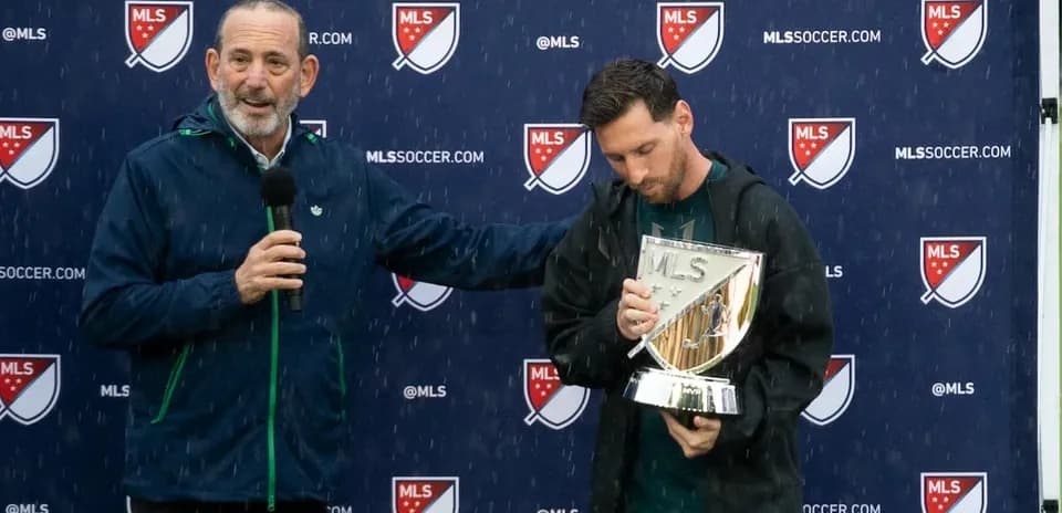 Lionel Messi recibiendo un trofeo en evento de MLS