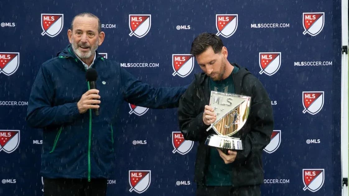 Lionel Messi recibiendo un trofeo en evento de MLS