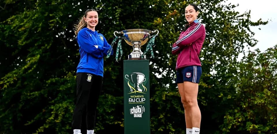 Jugadoras posando junto al trofeo de la FAI Cup