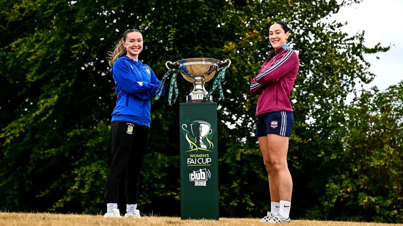Jugadoras posando junto al trofeo de la FAI Cup