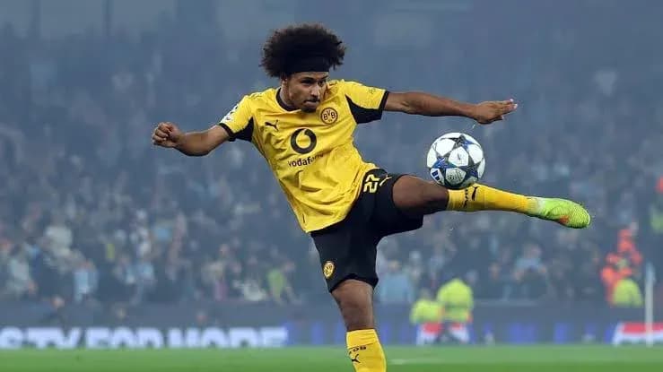 Jugador de Borussia Dortmund golpeando el balón