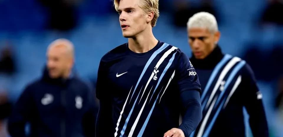 Jugadores de Tottenham en calentamiento antes del partido