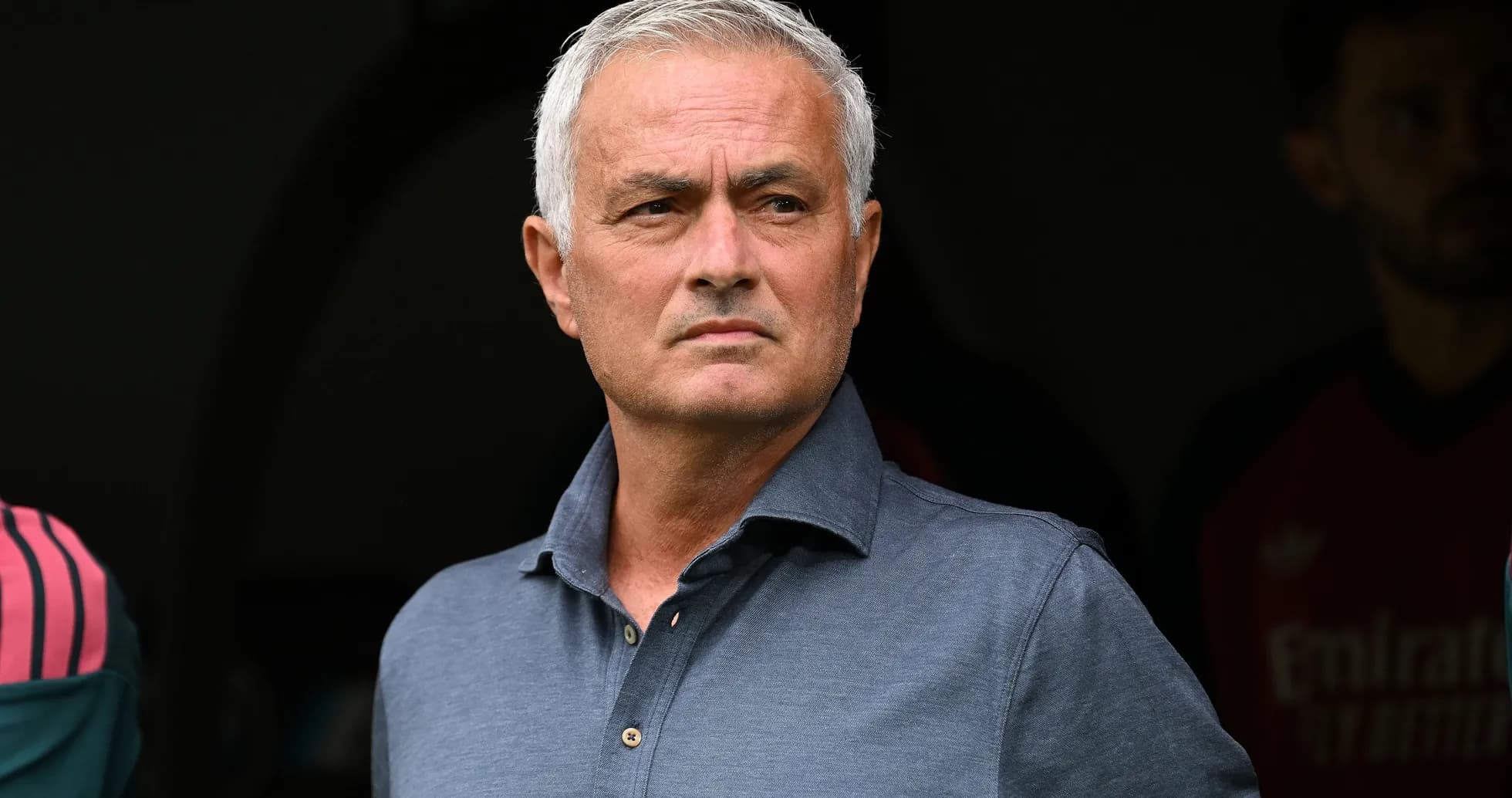 Entrenador observando desde el banquillo del estadio