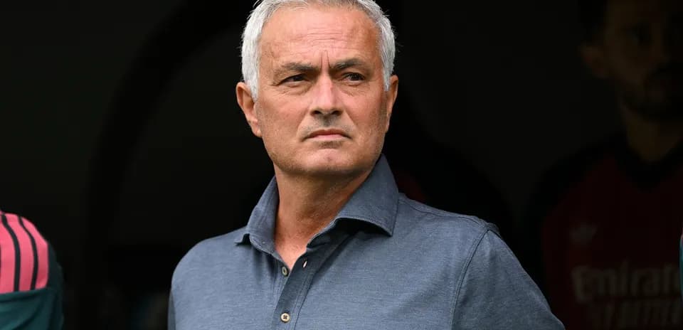 Entrenador observando desde el banquillo del estadio