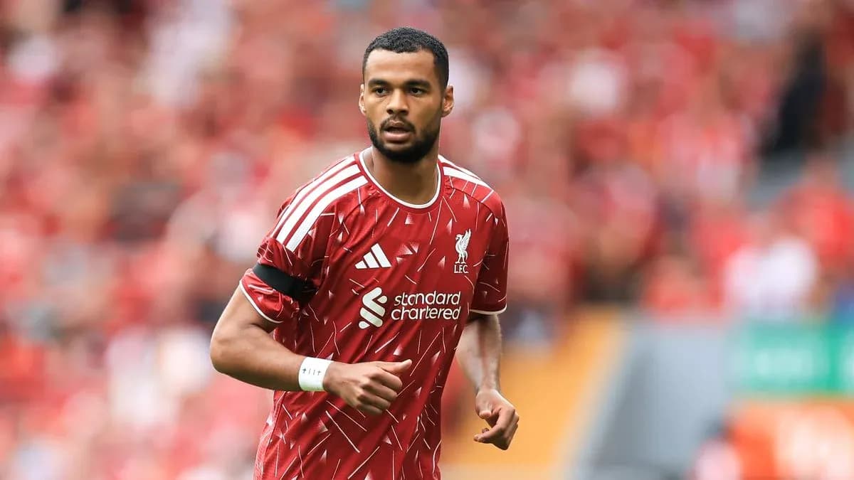 Jugador de Liverpool en el campo durante un partido