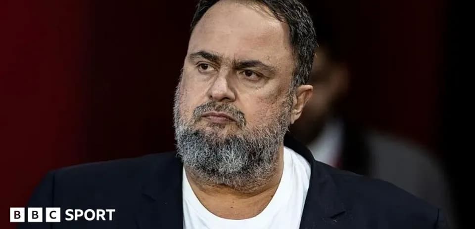 Hombre con barba en conferencia de prensa