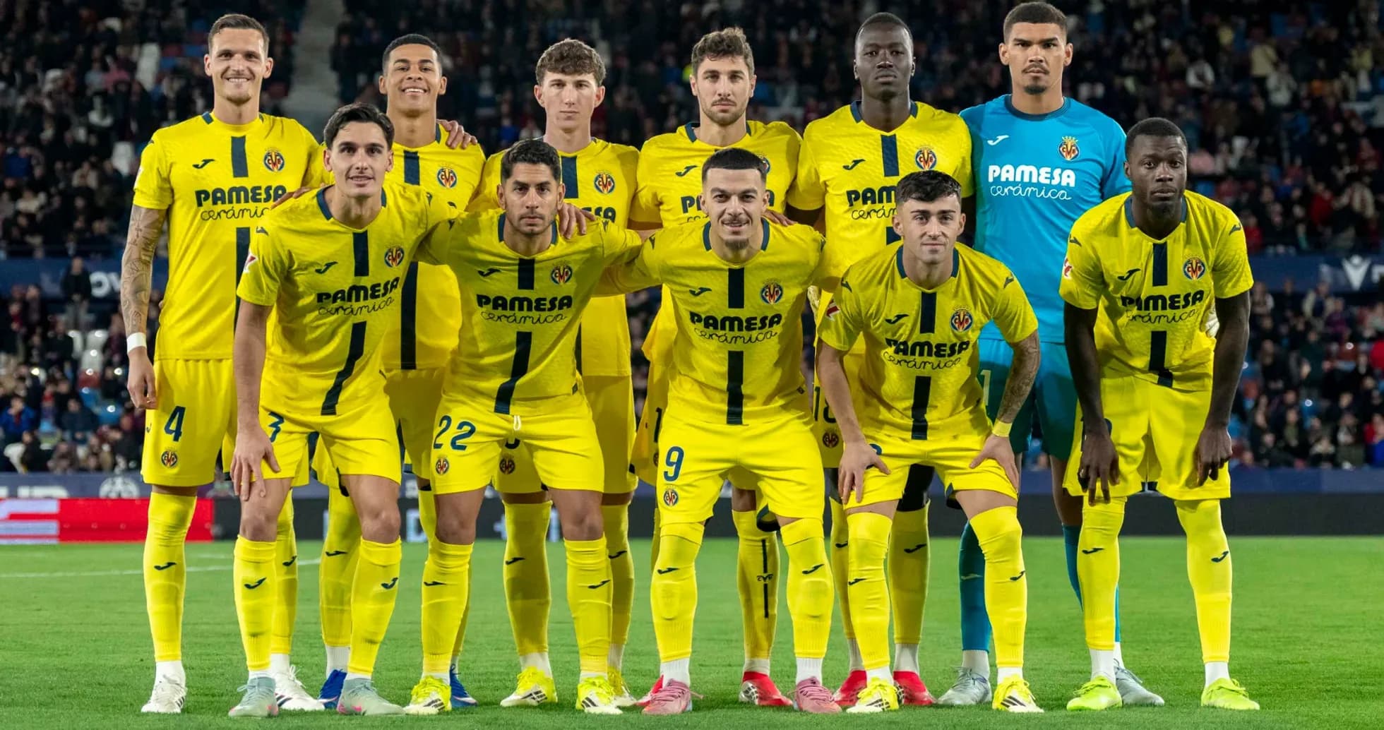 Equipo del Villarreal posando antes del partido