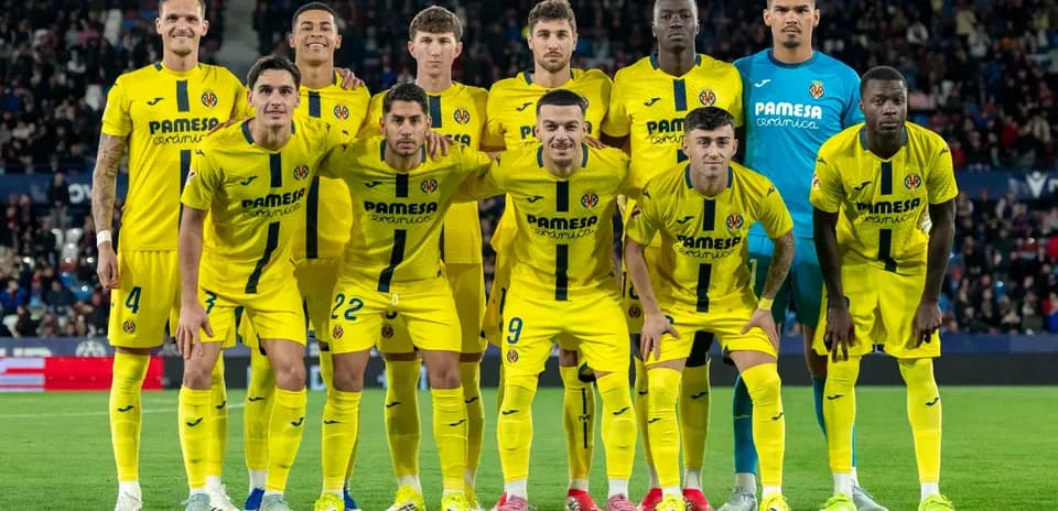 Equipo del Villarreal posando antes del partido