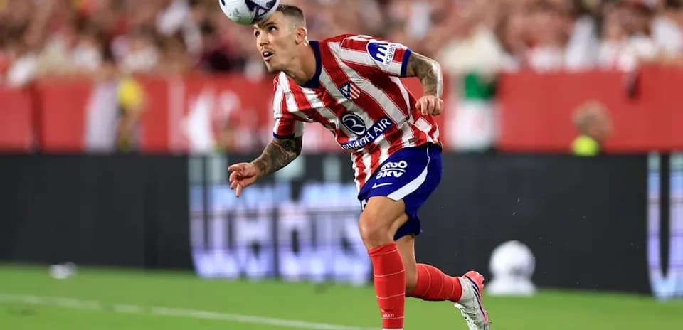 Jugador de Atlético de Madrid controlando el balón en campo