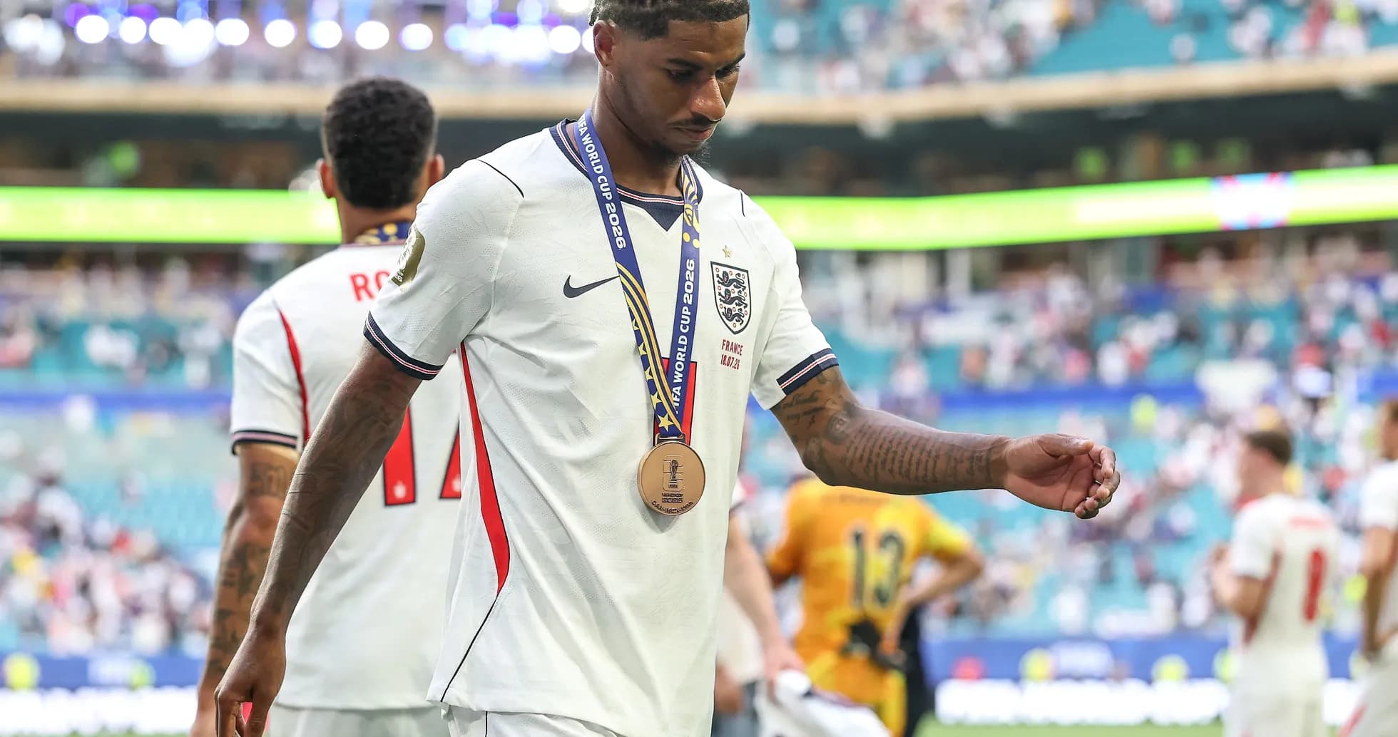 Jugador de Inglaterra con medalla tras el partido