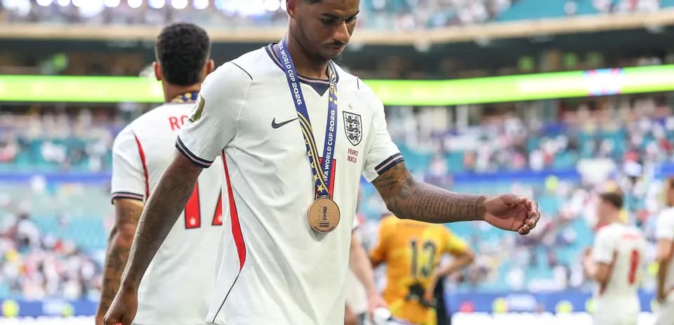 Jugador de Inglaterra con medalla tras el partido